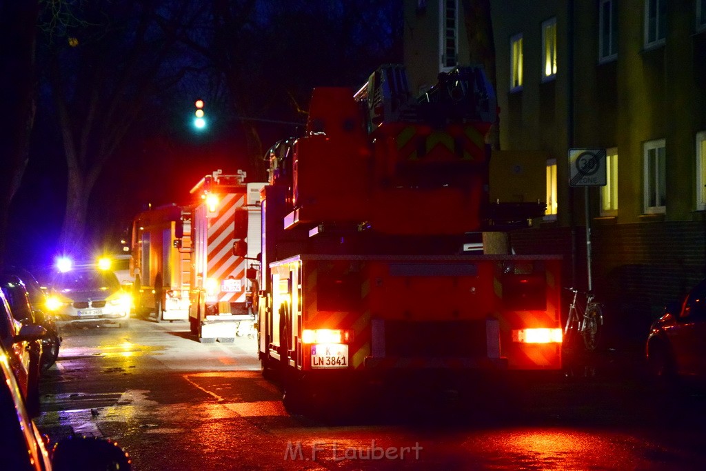 Feuer 2 Y durch Weihnachtsbaum  Koeln Ehrenfeld Alpenerstr P74.JPG - Miklos Laubert